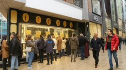 Kuyumcularda 'altın' krizi! Kuyruklar uzadıkça uzadı