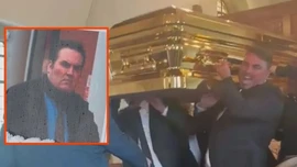 İş adamını altın tabut ile gömdüler