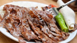 Zincir marketlerde satılan dönerde bakın ne çıktı!