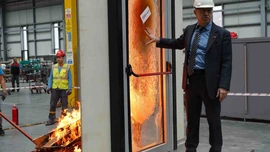 Patron şoku yaşadı: Tanıtım sırasında cam patladı!