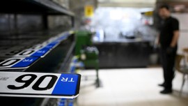 Standartlara aykırı araç plakaları ücretsiz yenilenecek