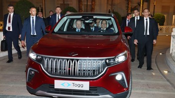 Erdoğan Sisi'ye Togg hediye etti