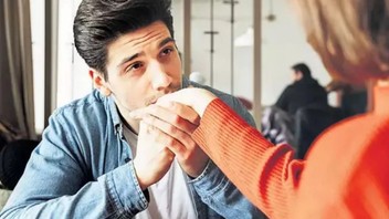 Rızasız el öpme cinsel saldırı sayıldı