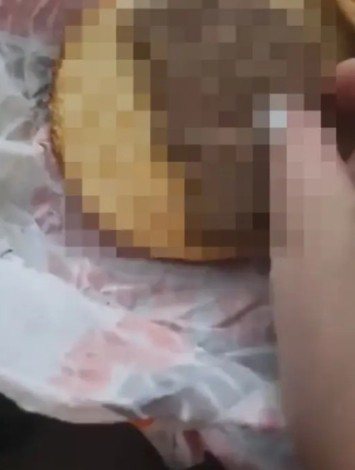 Hamburger siparişini açtı, hayatının şokunu yaşadı!