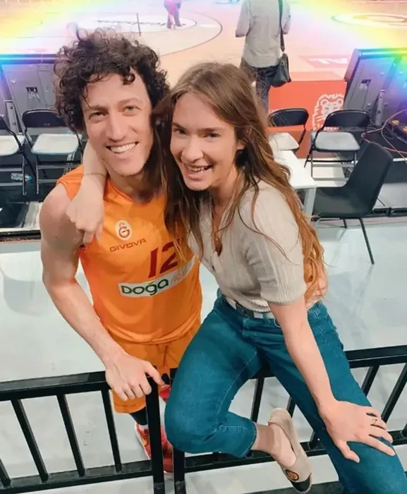 &Uuml;nl&uuml; iş insanının 14 yıllık evliliği ihanetle sarsıldı: M&uuml;ge Boz'un eşi Caner Erdeniz listeye girdi! 'Manifesto g&uuml;nl&uuml;ğ&uuml;' savunması... - Resim : 2