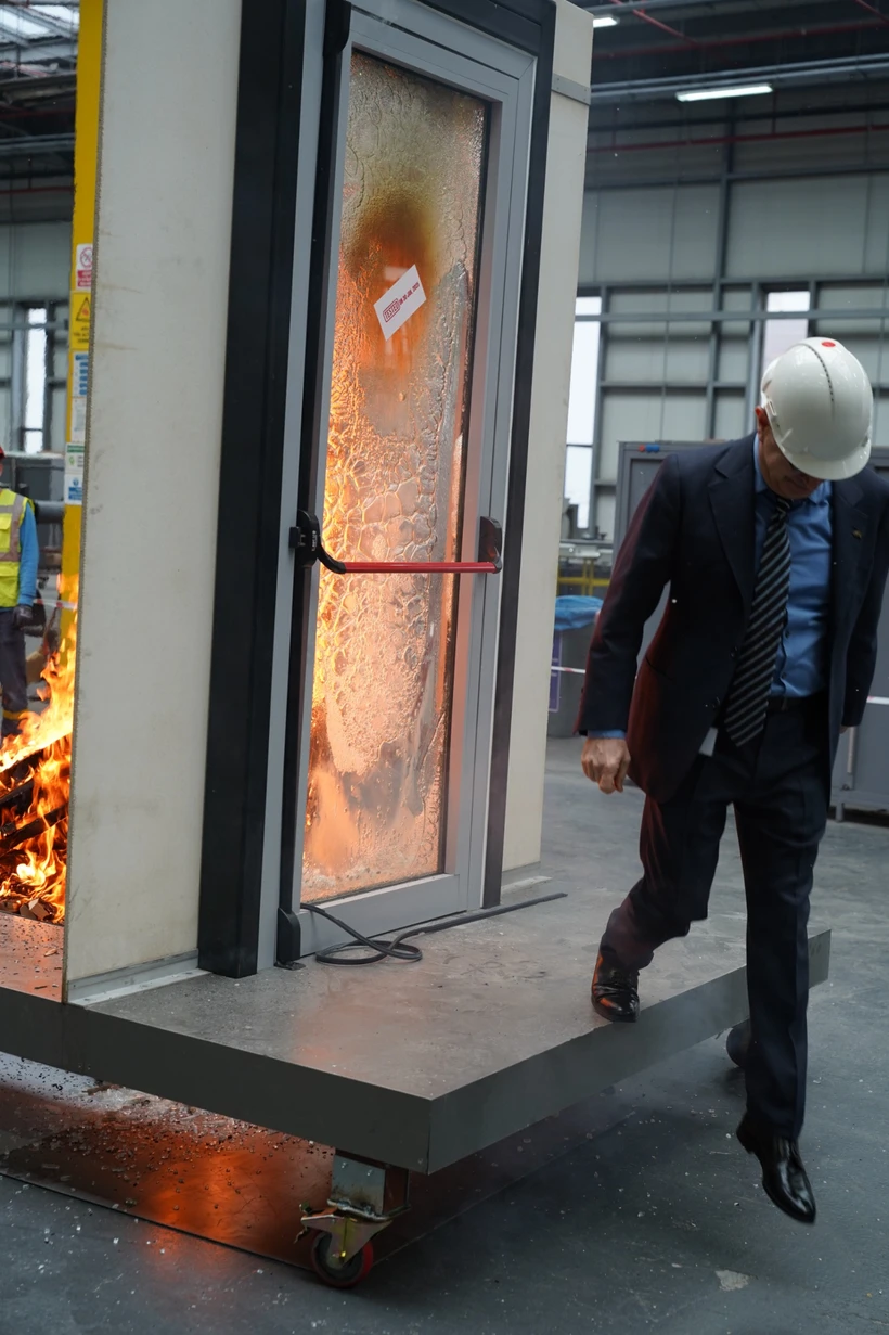 Patron şoku yaşadı: Tanıtım sırasında cam patladı! - Resim : 3