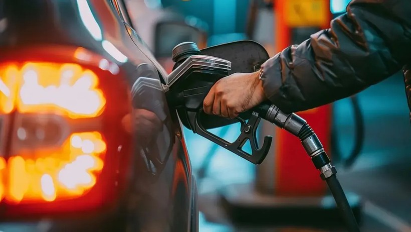 Akaryakıtta rekor zam: Benzin ve motorin cep yakıyor