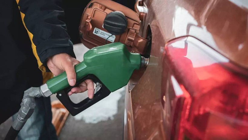 Akaryakıtta rekor zam: Benzin ve motorin cep yakıyor