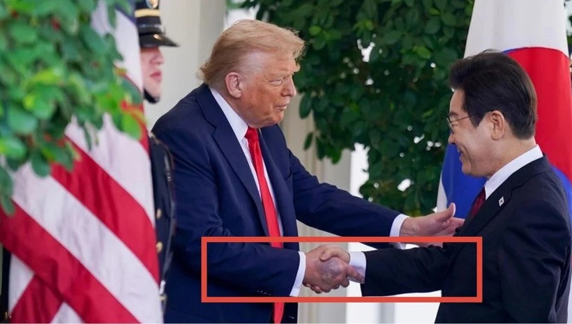Trump'ın eli gündem oldu