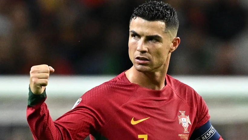Tarihe geçti! Dünyanın ilk milyarder futbolcusu oldu
