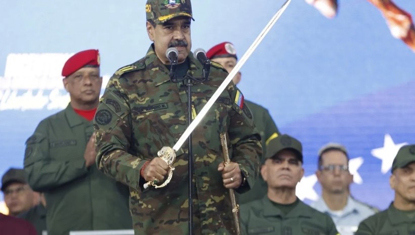 Maduro, Bolivar'ın kılıcıyla ABD'ye meydan okudu!