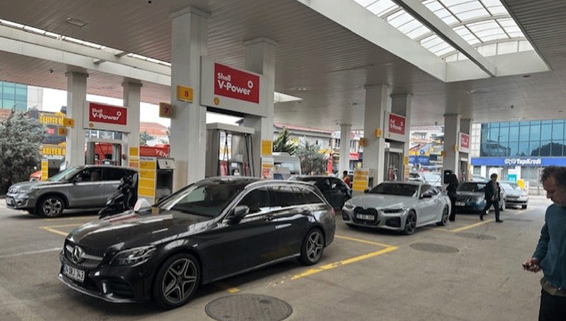 Akaryakıt istasyonlarında zam kuyruğu