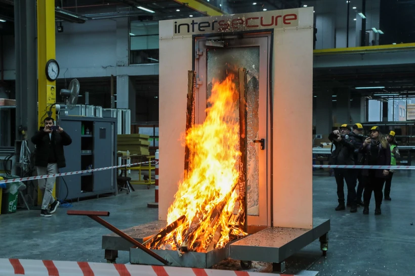 Patron şoku yaşadı: Tanıtım sırasında cam patladı! - Resim : 1