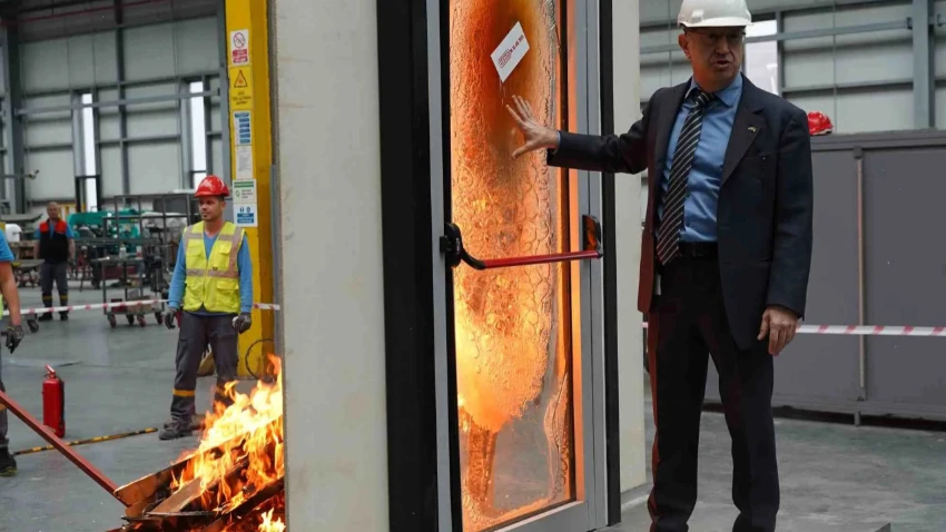 Patron şoku yaşadı: Tanıtım sırasında cam patladı!