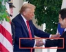 Trump'ın eli gündem oldu